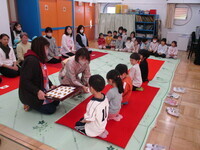 お菓子を配っている様子の写真