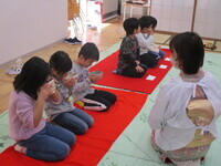 お茶を飲んでいる様子の写真