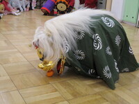 士氏がみかんを食べようとする写真