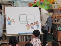 写真：「魔法の冷蔵庫」のパネルシアターの様子