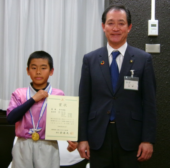 左から:畠中 大地 さん、大坪 市長