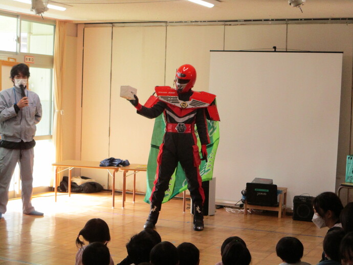 写真:ゴミゼロマンが講演をしています