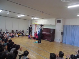 写真:職員が皿回しをしています