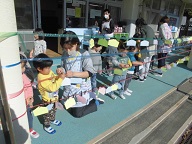 写真:絵馬をつけています。