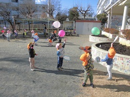 写真:羽根つきをしています