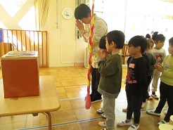 写真:神社コーナーでお参りをしています。