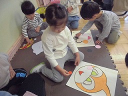 写真:ふくわらいをしています