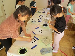 写真:習字を体験しています