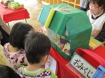 おみくじをしている様子