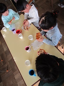 作ったピザを食べている様子