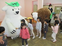 ハイタッチをしている様子