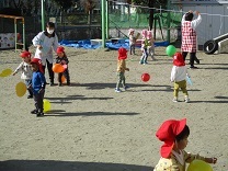 風船羽根つきをしている様子