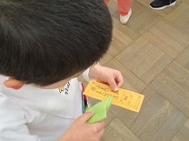 おみくじを確認している様子