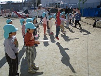 羽根つきをしている様子