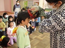 獅子舞に頭を噛んでもらっている様子