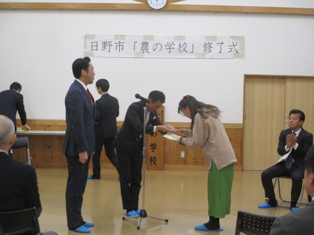 修了証を渡している写真