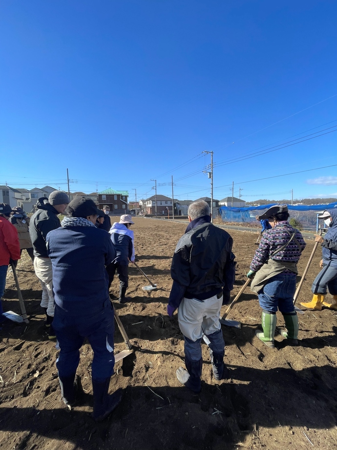 写真:鍬を練習している様子