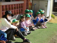 応援している子どもの様子の写真