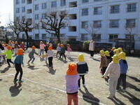 友だちとドッチボールをしている様子の写真