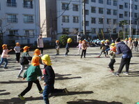 おおくぼ保育園とのドッチボールの様子の写真