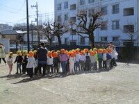 挨拶をしている様子の写真