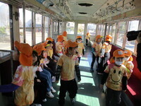 電車の中で遊んでいる様子の写真