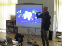 映像と一緒に歌を歌っている先生の様子