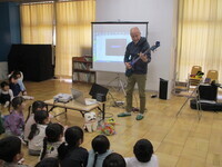 ギター演奏をしている先生の様子の写真