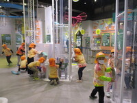 サイエンスドームで遊んでいる様子の写真