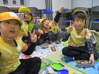 お弁当を食べている様子の写真