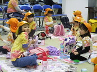 子ども達が楽しく弁当を食べている様子の写真