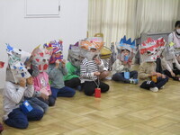 5歳児が被り物をかぶっている写真