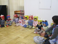 3歳児がお面をかぶっている様子の写真