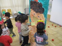 鬼ボードにボールを投げている様子の写真