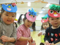 鬼ボードを除いている様子の写真