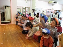 豆まきをしている写真