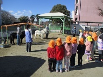 話を聞いている写真