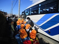 バスに乗り込むらいおん組の写真