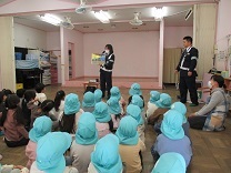 DVDで交通安全について学ぶ写真