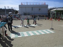 4歳横断歩道を渡る写真