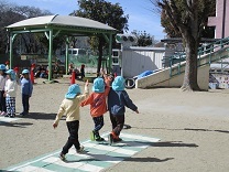4歳横断歩道を渡る写真