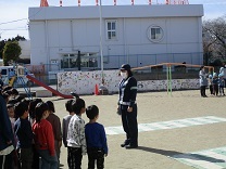 5歳説明を聞く写真