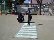 5歳横断歩道渡る写真
