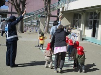 1歳横断歩道を渡る写真