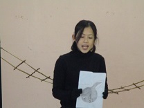 仕掛け絵本をしている写真