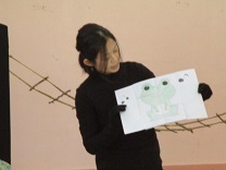 仕掛け絵本を行っている写真