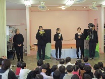 先生たちが挨拶をしている写真