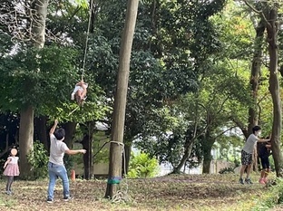 平山ことな広場ロープ遊びの様子