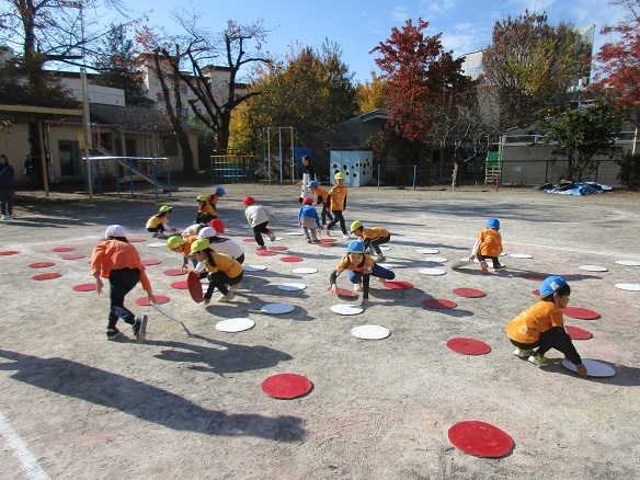 5歳児がオセロゲームをしている様子の写真