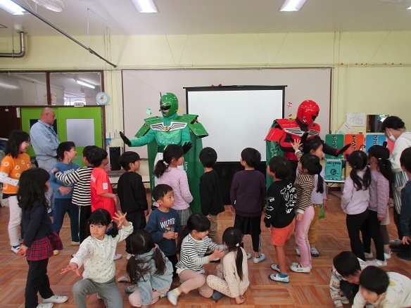 5歳児クラスの子どもたちがごみぜろまんとタッチする様子の写真